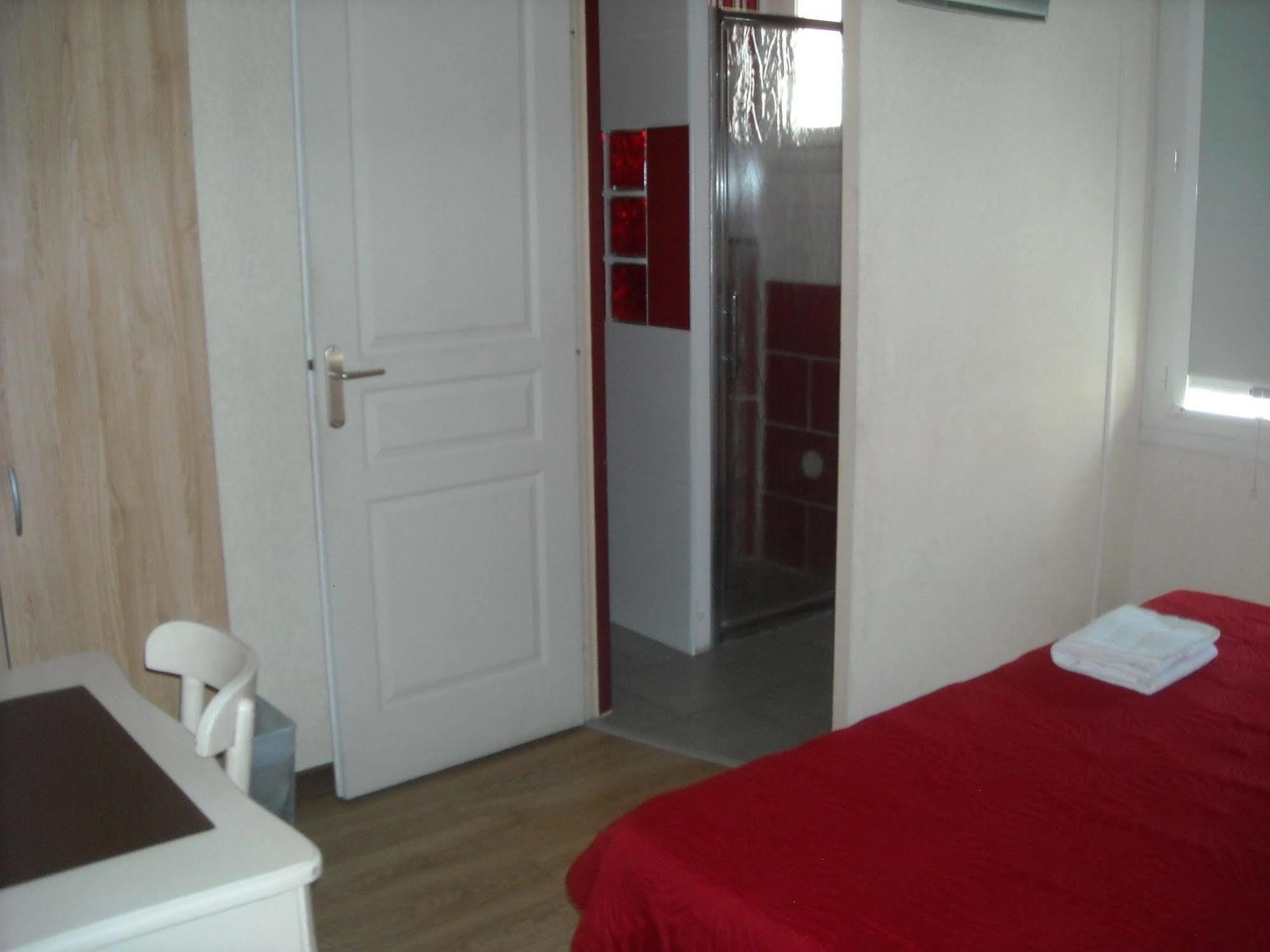 Hotel Ecusson Saint-Hilaire-de-Brethmas Zewnętrze zdjęcie