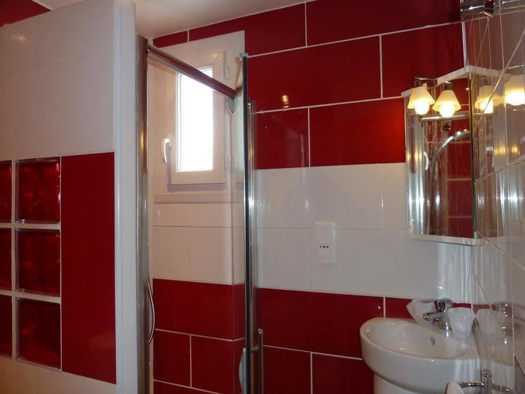 Hotel Ecusson Saint-Hilaire-de-Brethmas Zewnętrze zdjęcie