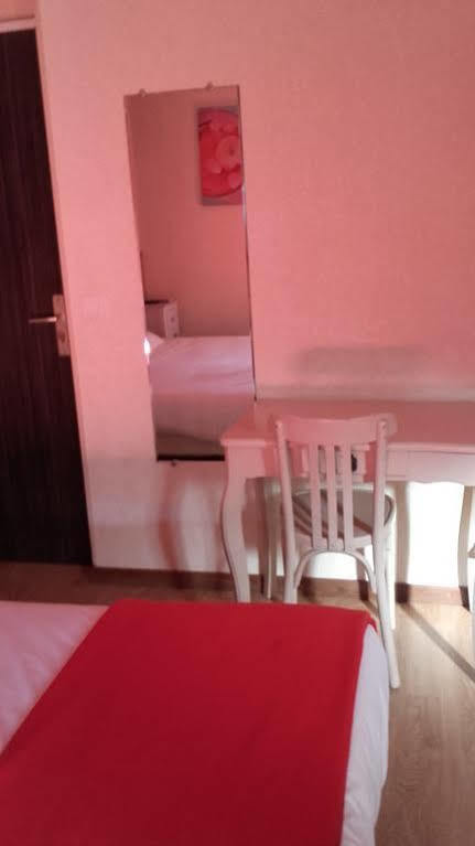 Hotel Ecusson Saint-Hilaire-de-Brethmas Zewnętrze zdjęcie